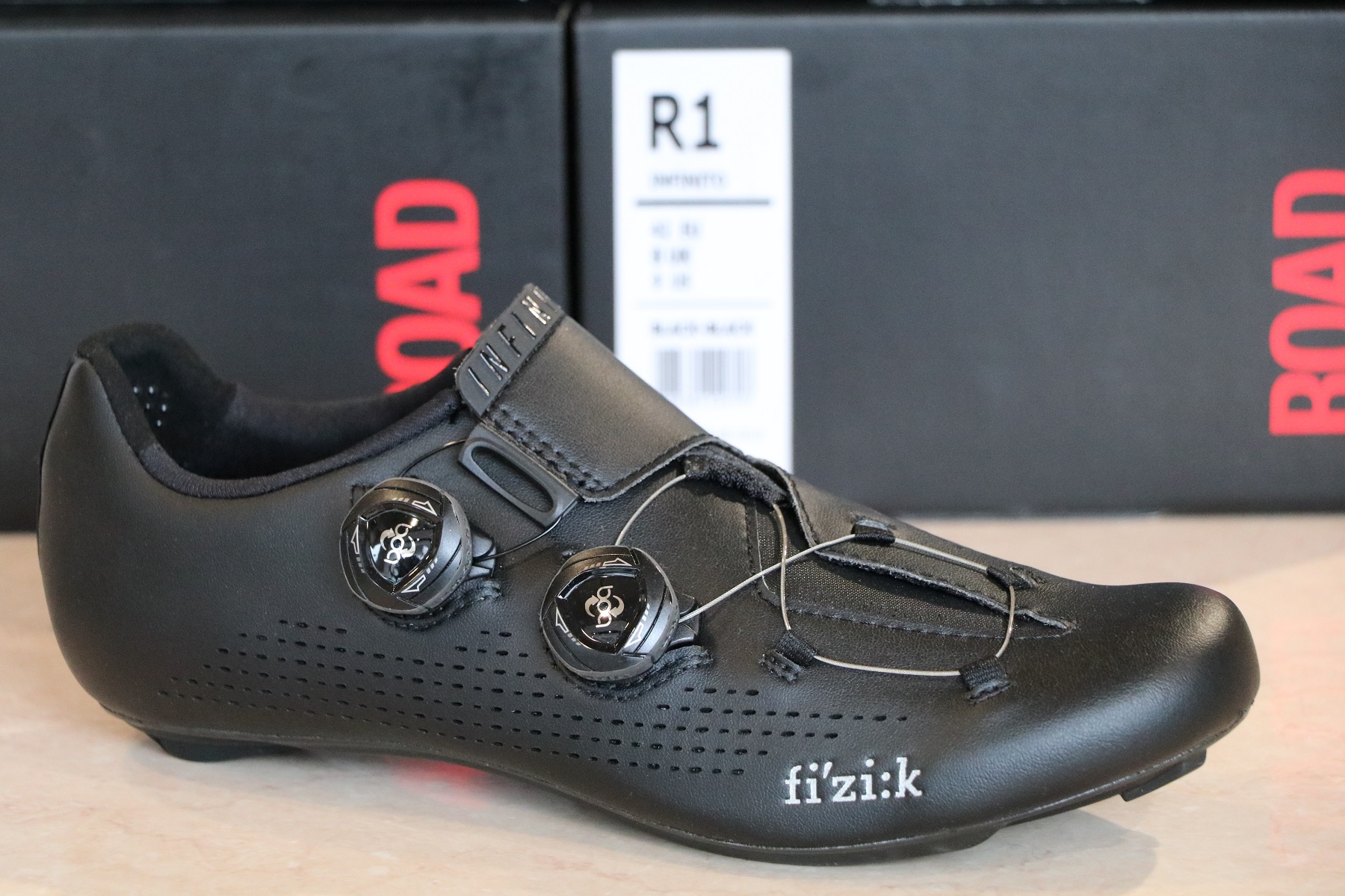 Fizik(フィジーク) R1 INFINITO BLACK-BLACK EU41